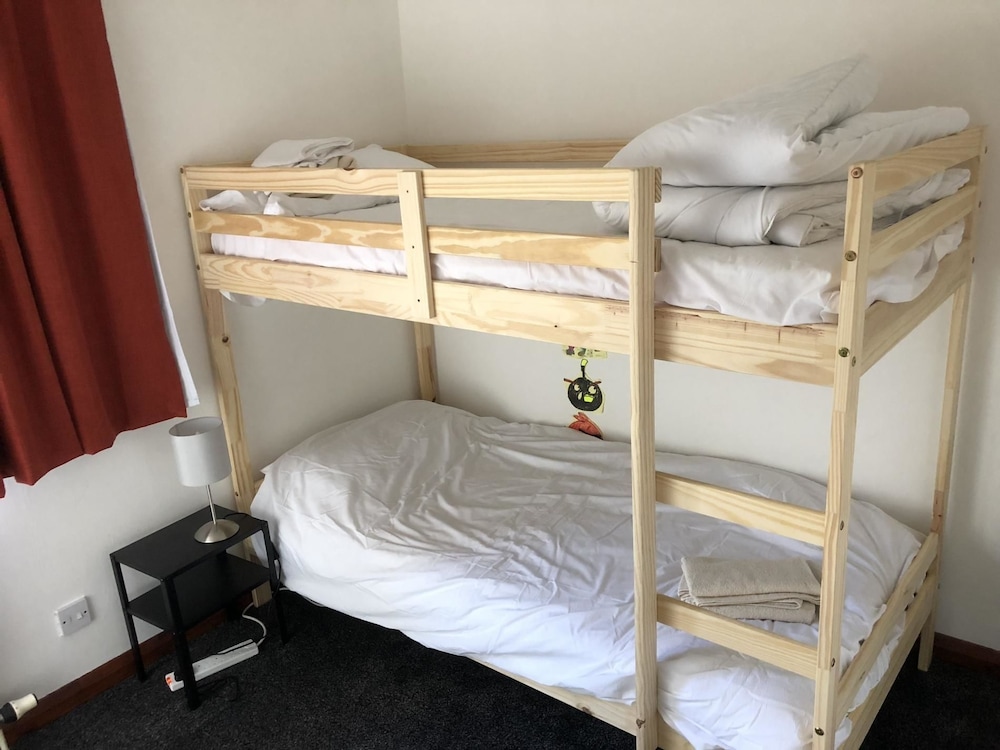 Super 2 Bedroom Flat near Dalkeith Town Center view 5