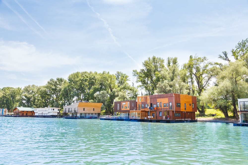 ArkaBarka Floating Hostel and Apartments
