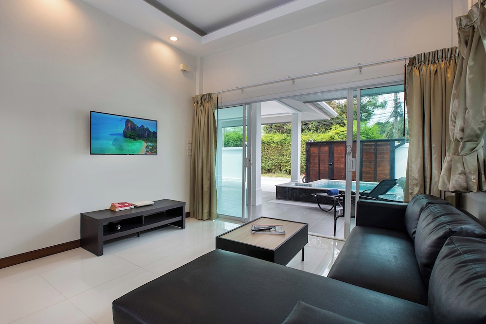 Holiday 2BR Jacuzzi Pool Villa Lancelot3