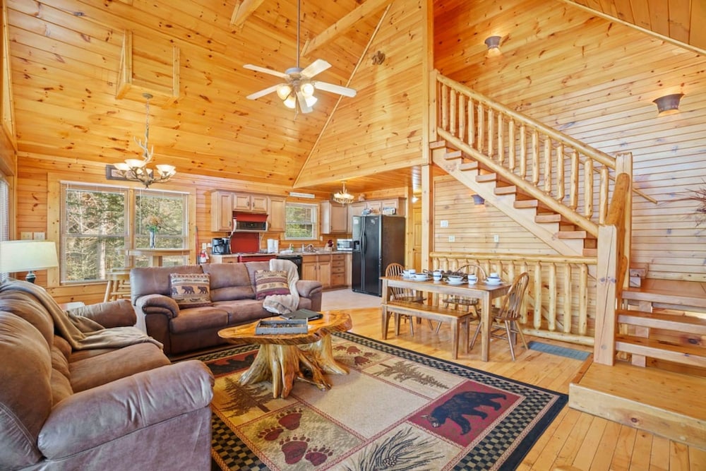 Stunning Mountain Cabin w Hot tub