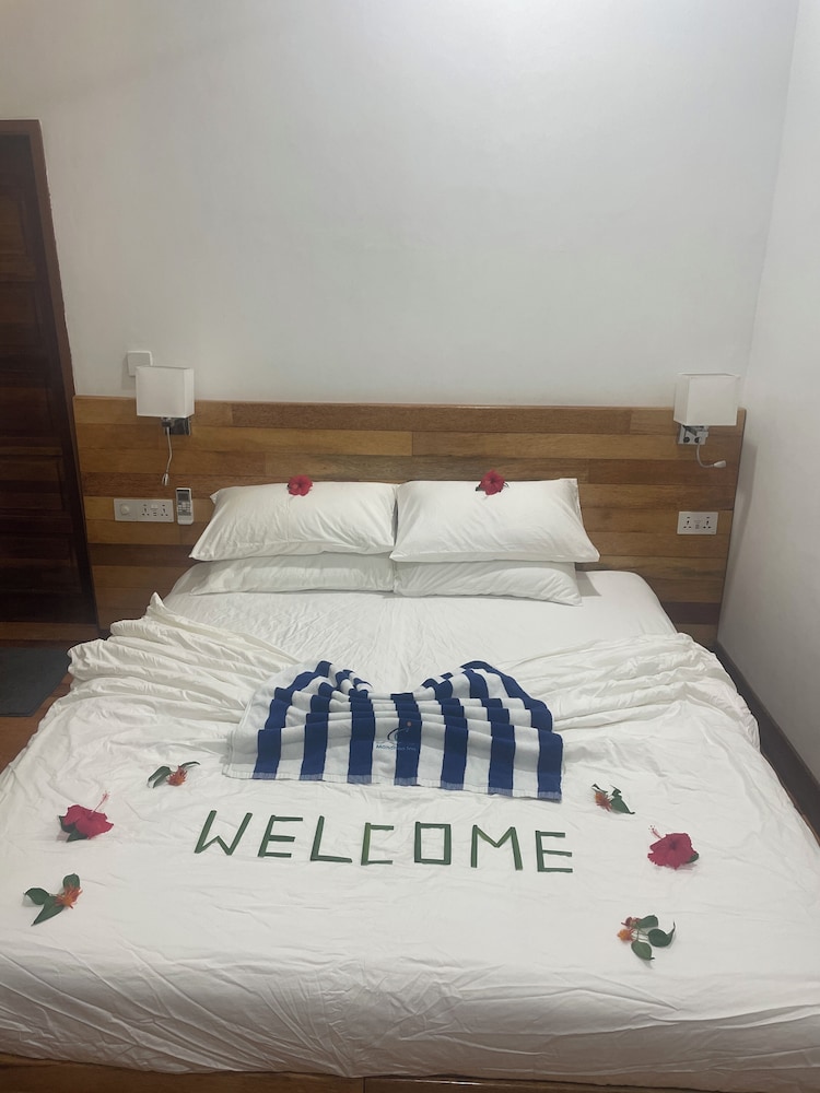 Mandhoo Inn