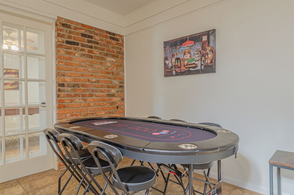 Relaxing 3BR Getaway with Pool and games