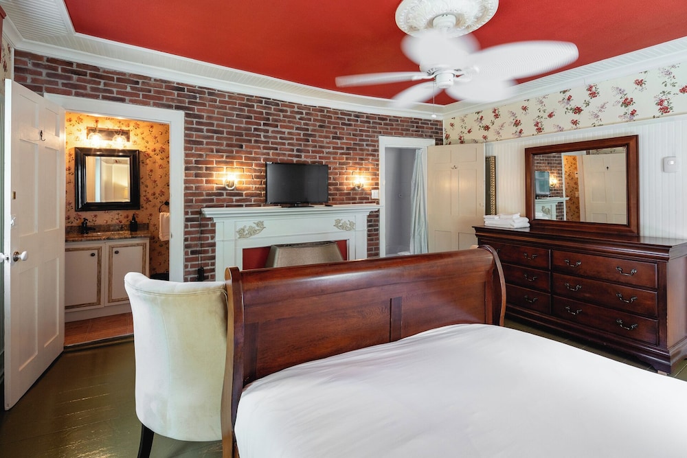 Lee Farm Inn