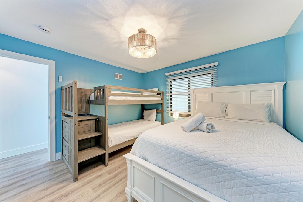 Anna Maria Island Beach Sands 202-private Beach Access-heated Pool