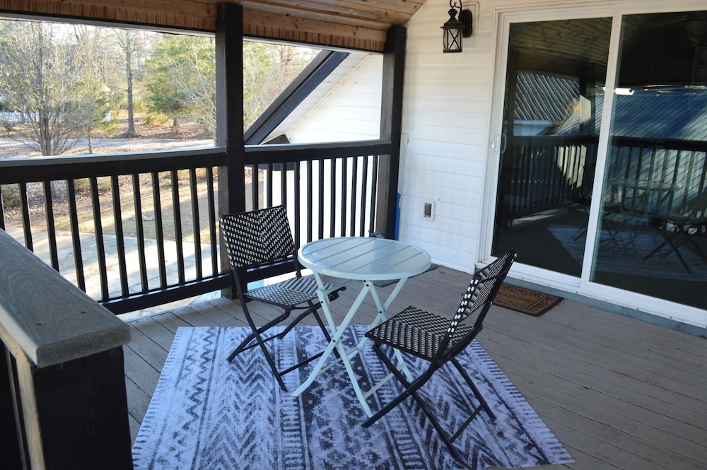5 BR House Lake Retreat w/ Hot Tub, Sleeps 12