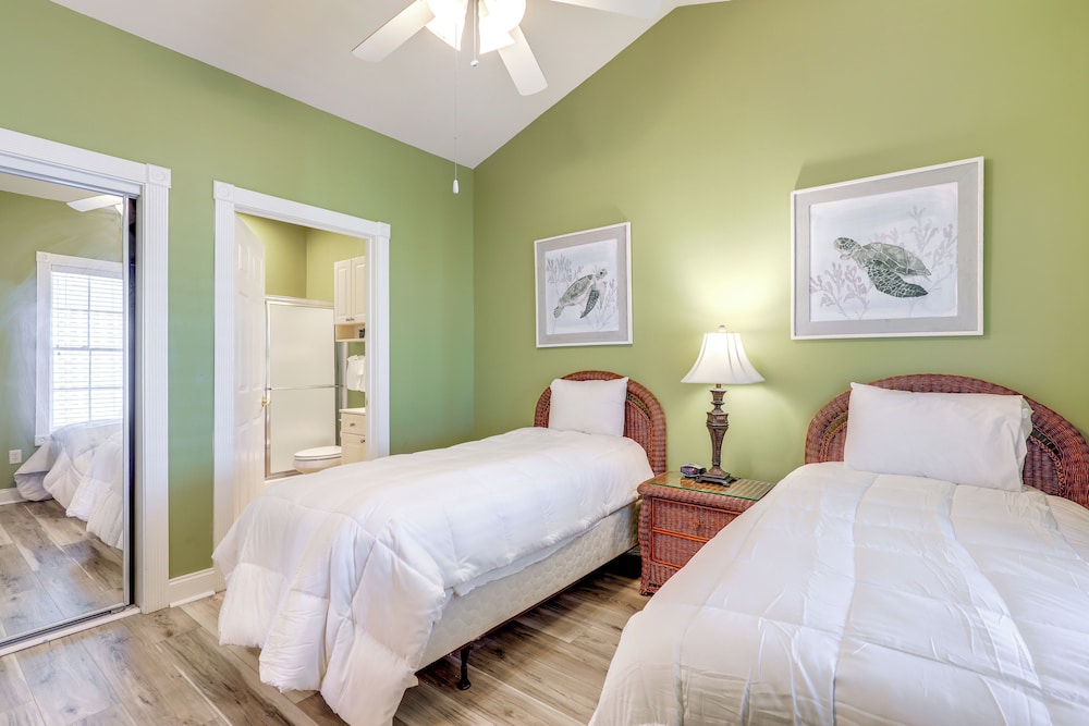 Golf Course View, Pool Access: Myrtle Beach Condo!