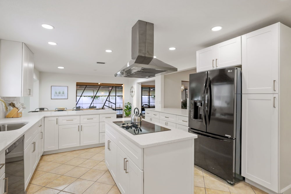 Golden Retreat: Expansive 6BR Home w Heated Pool ~