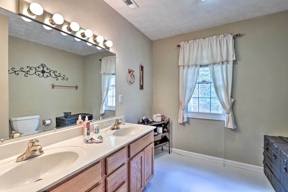 Mountainside Retreat: Stunning Watauga Lake Views! view 3