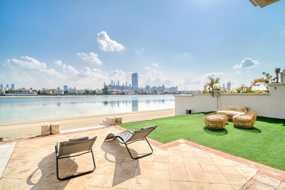 Exclusive 6BR Palm Villa w Private Pool and Beach