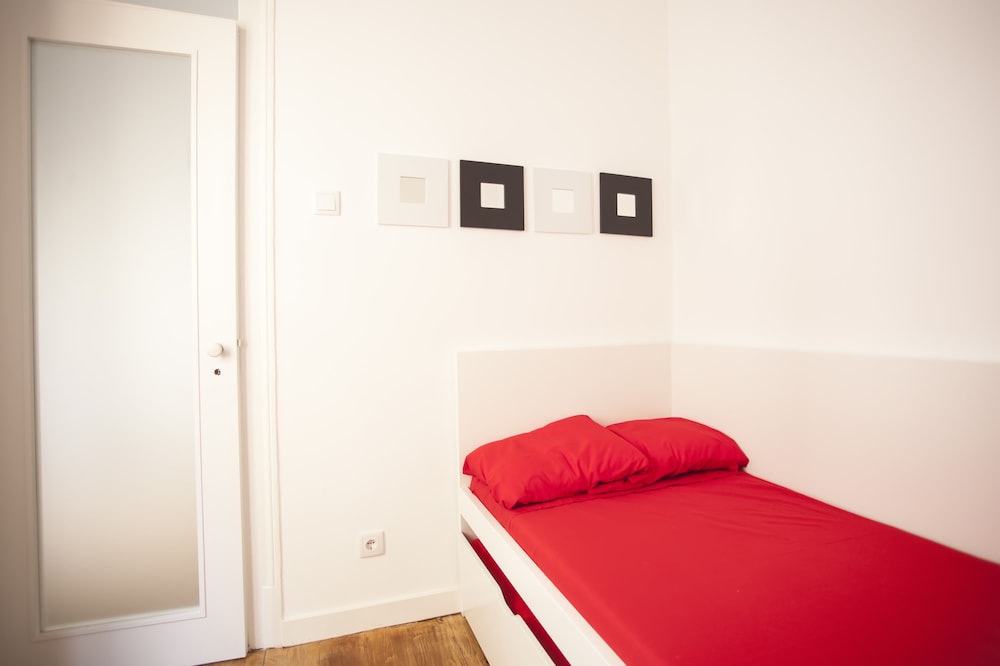 Cool Lisbon Apartment view 4