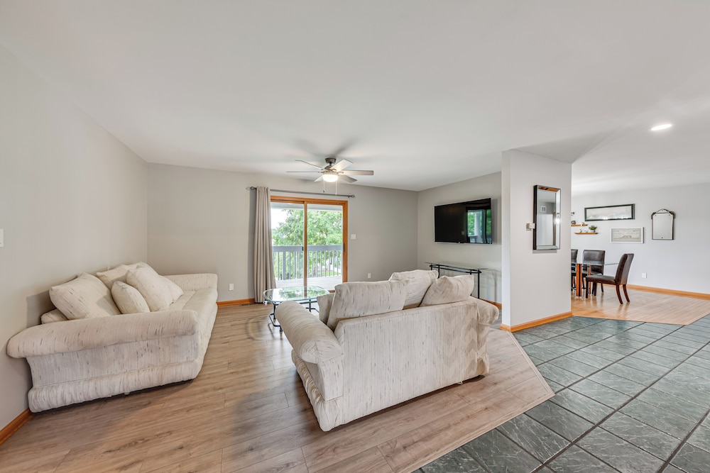 Lake Mary View: Pickleball Paradise Penthouse Unit