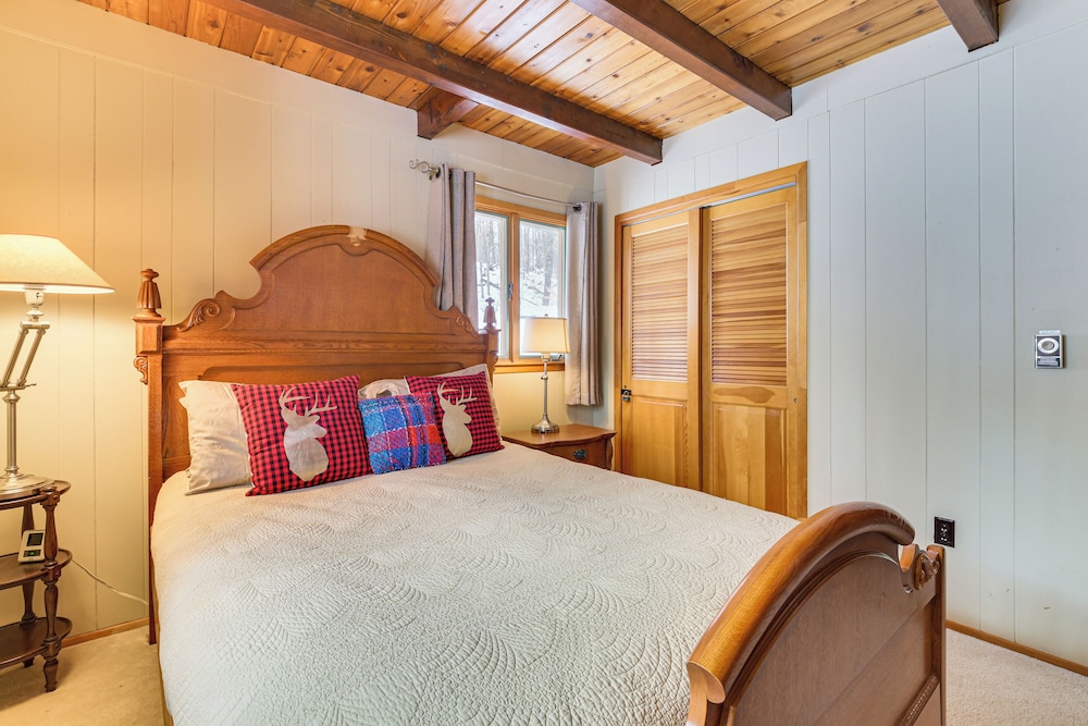 2 Mi to Schuss Mountain: Cozy Cabin w/ Deck