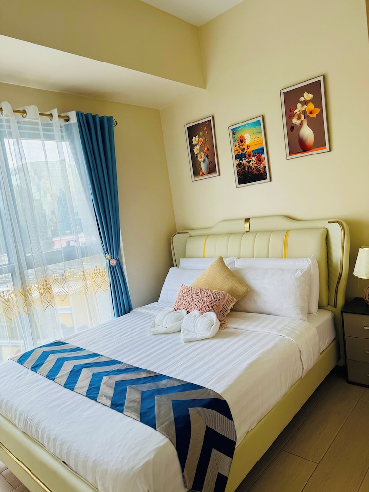 Luxury Staycation beside Okada