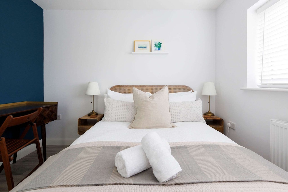 Chic 4-bed Coastal Retreat in Heart of Bosham