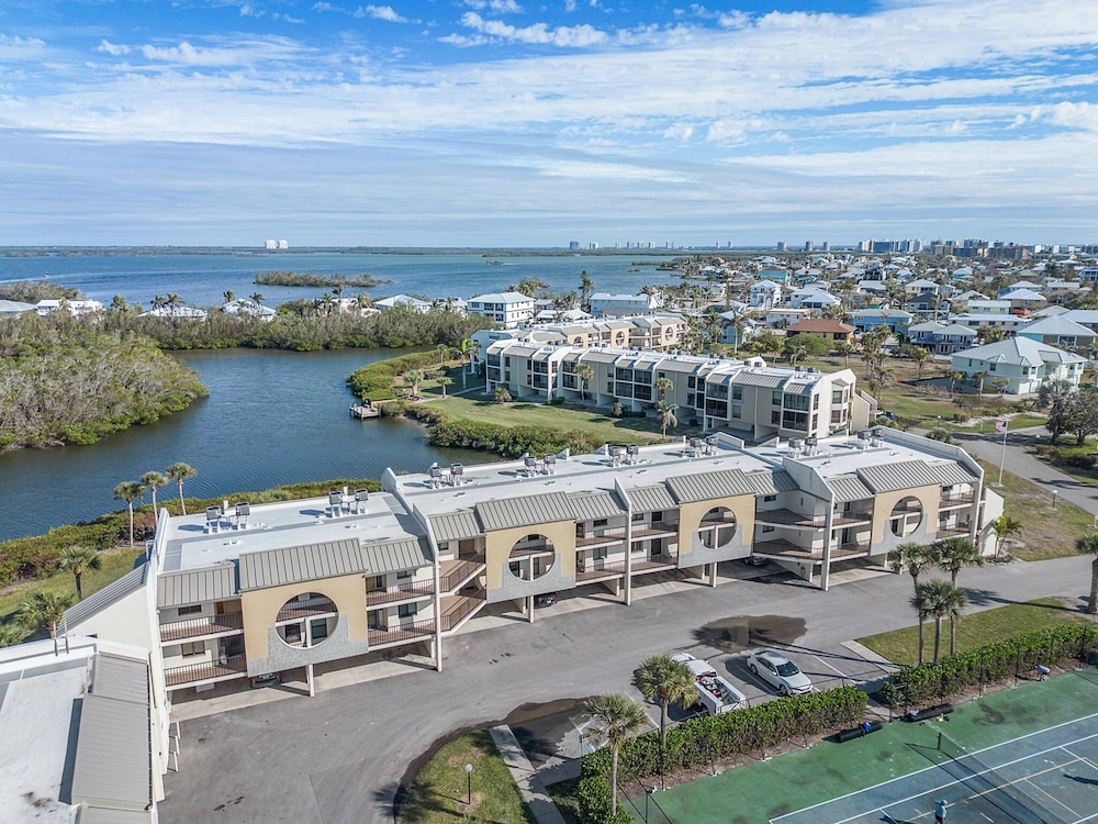 Bay Village 126: Charming Beachfront 2br/2ba Condo W/ Balcony 2 Bedroom Condo