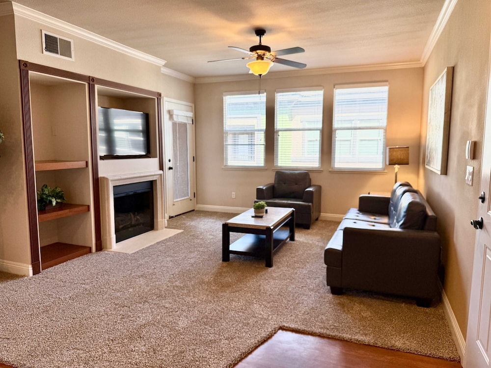 New Upscale 1BR Stay With Mini Golf Sauna Year-round Pool