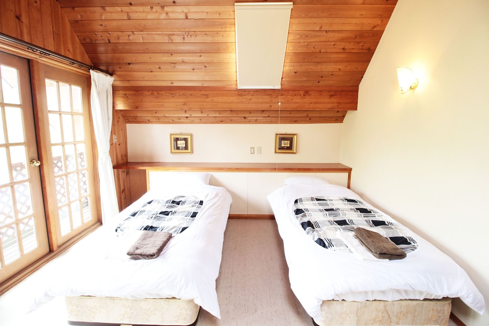 Yamanaka-lake log house HS2 view 4