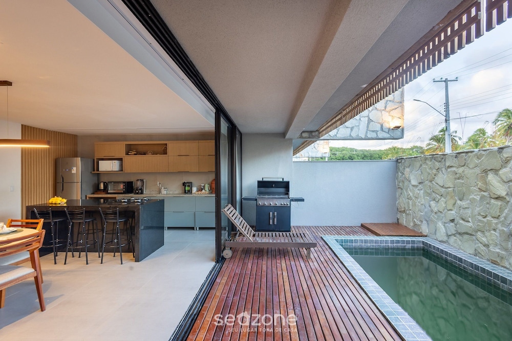 House w/ Pool and Barbecue Grill Sgt0000