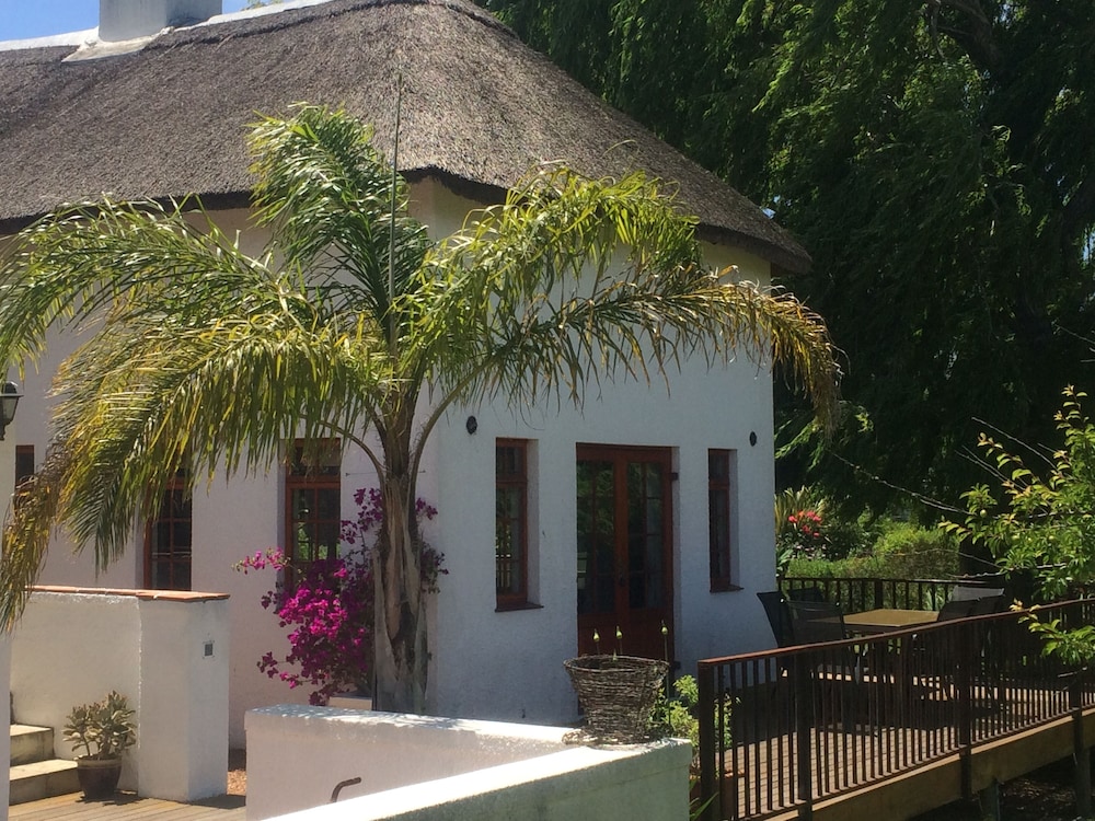 Acara Guest Cottages