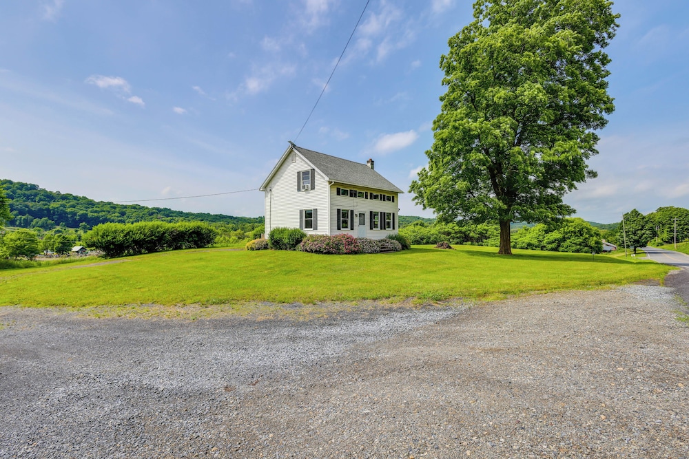 4 Mi to Dtwn Granville: Family Home w/ Deck!