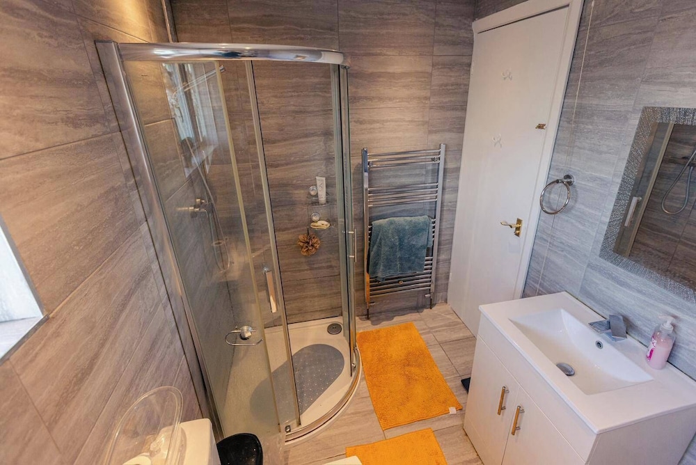 3 Bedrooms - Sleeps 8 - Wifi - 3 Car Parking