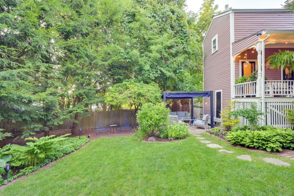 < 1 Mi to Dtwn Salem: Apt w/ Shared Patio & Yard!