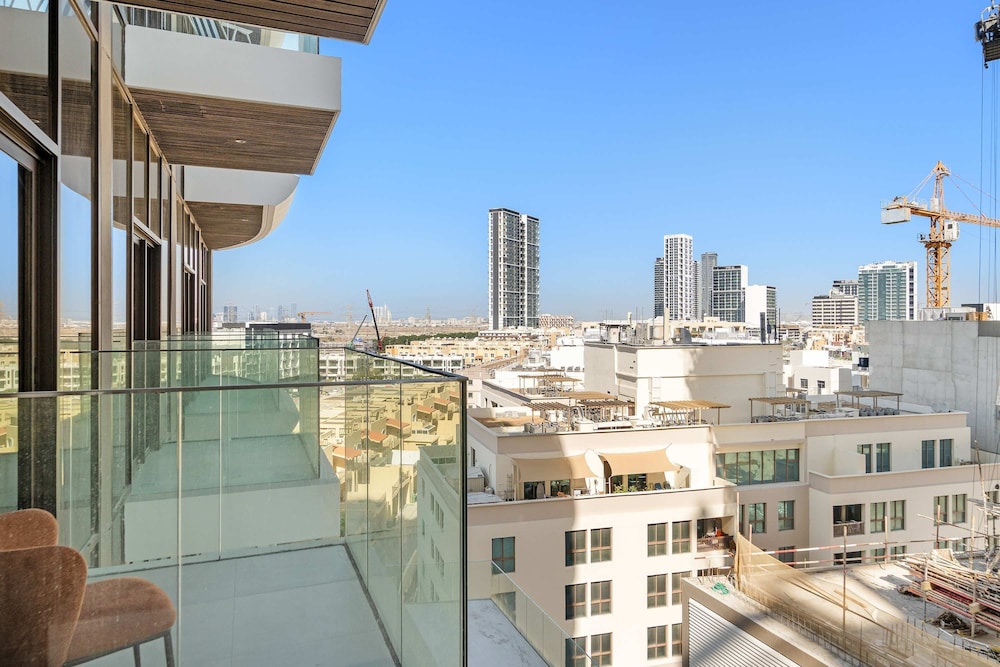 High-end Studio With Rooftop Pool and gym