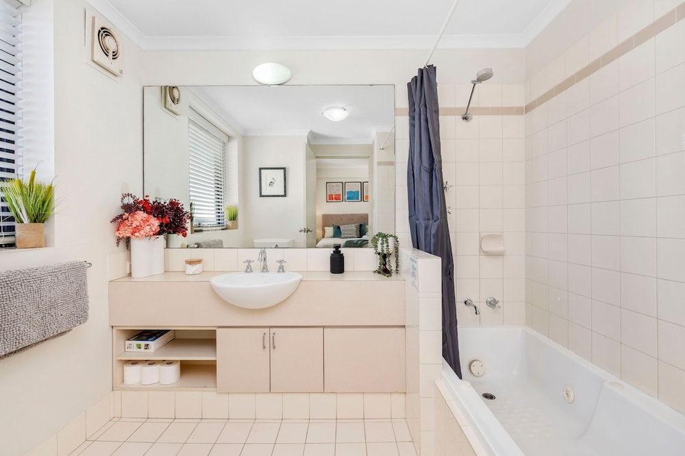 Spacious 1bdr Fast Wi-fi Near RAC Arena