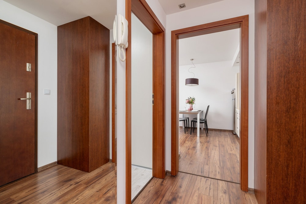 Apartment Cracow Bajeczna by Renters view 4