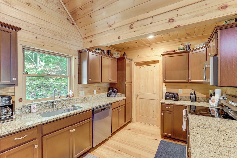 Explore Linville Falls: Cabin w/ Game Room + Deck!