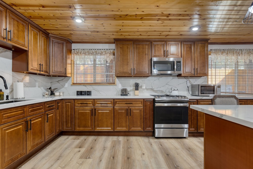 Forest Road by Avantstay Group Cabin w Hot Tub Minutes to the Lake