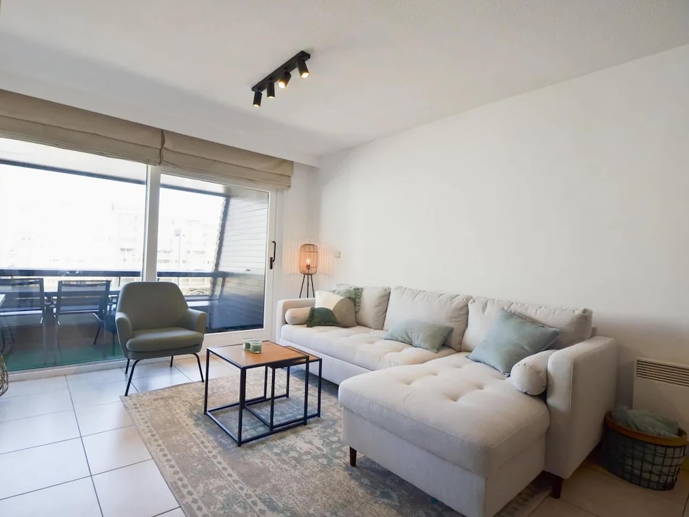 Apartment With Terrace Near sea