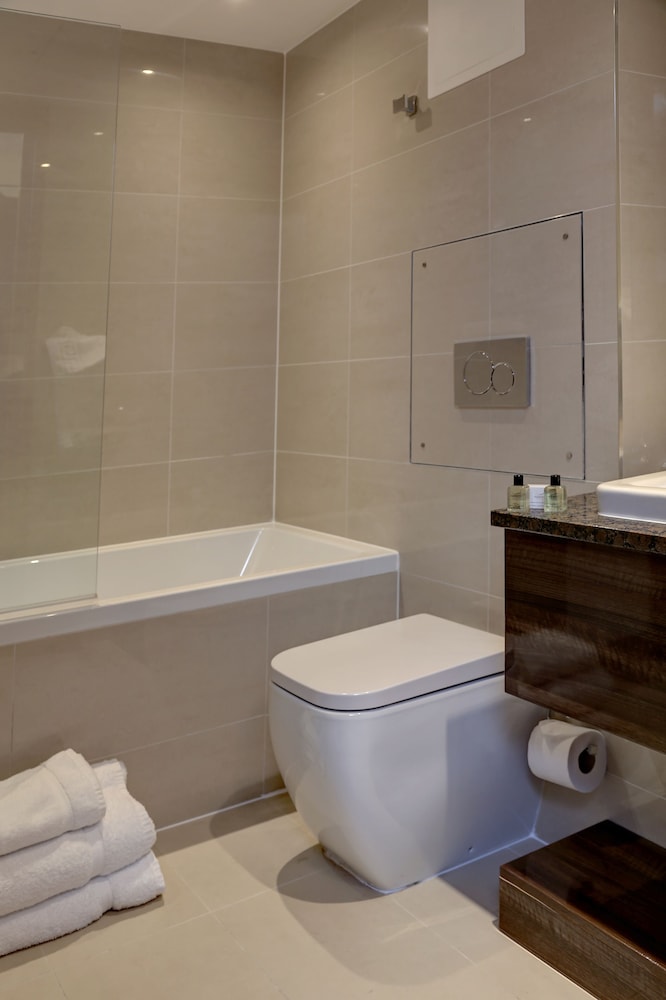 Hayes Vacations - The Airlink Hotel London Heathrow - Property Image 1