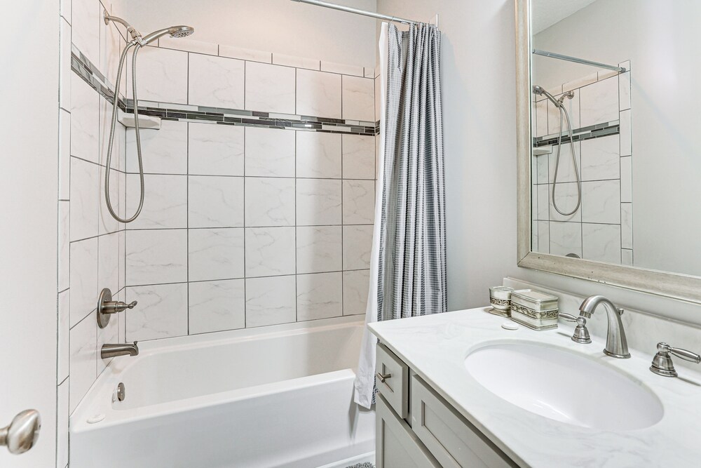 3 Mi to Pier Village: Dog-friendly St Simons Home!
