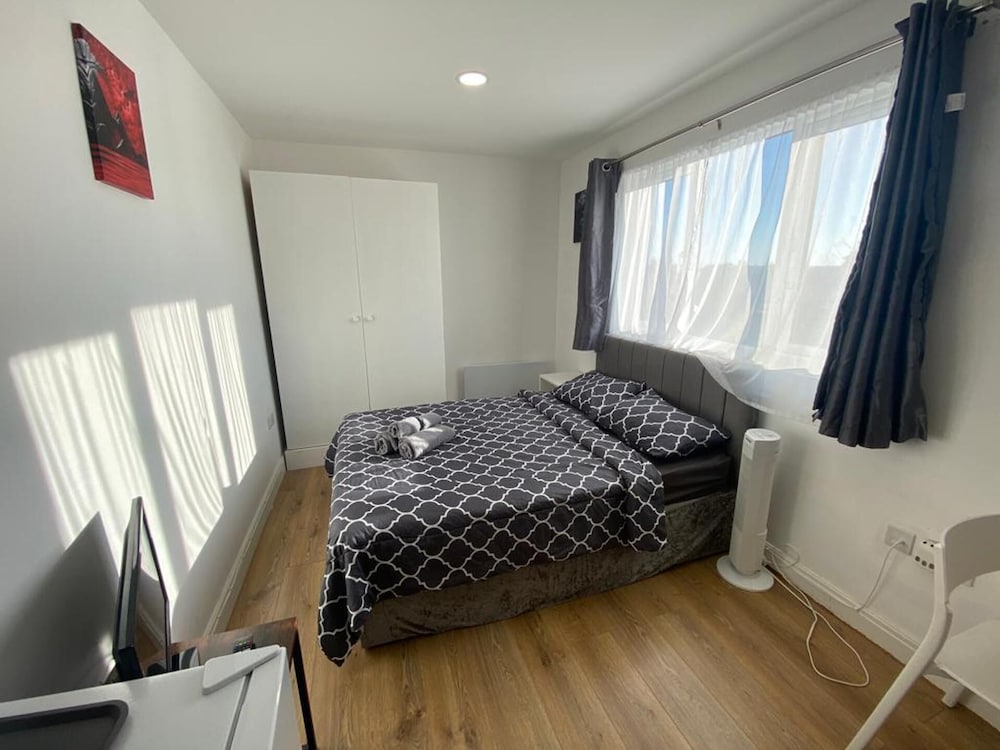 Comfortable Homely Studio Flat in Wembley view 5