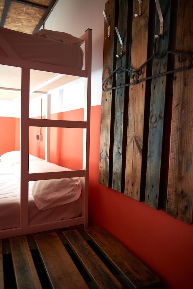 LOFT HOSTAL Group 104