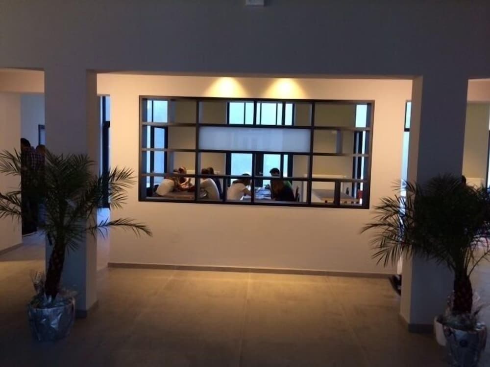BRXXXL5 - Hostel
