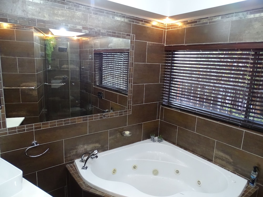 Room-indulgent Escape, Jet Bath, Stunnin