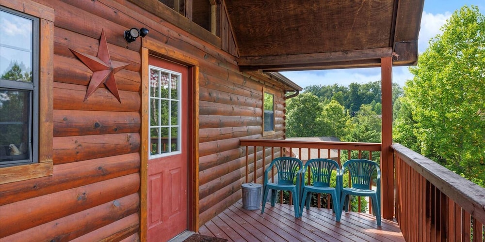Smoky Mtn Lux Cabin Hot Tub Pool Views