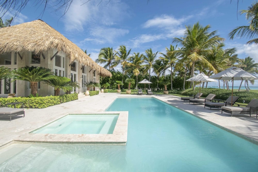 Ocean Front Luxury Villa in Golf and Beach Resort view 3