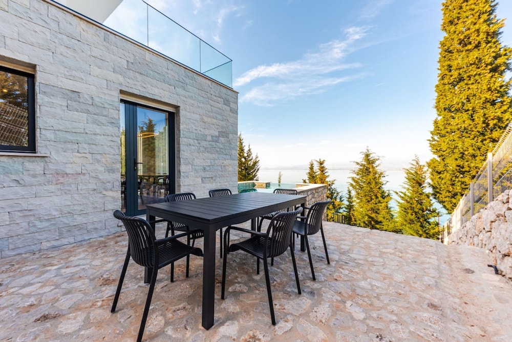 Villa Serenity Luxury Lakeside Manor