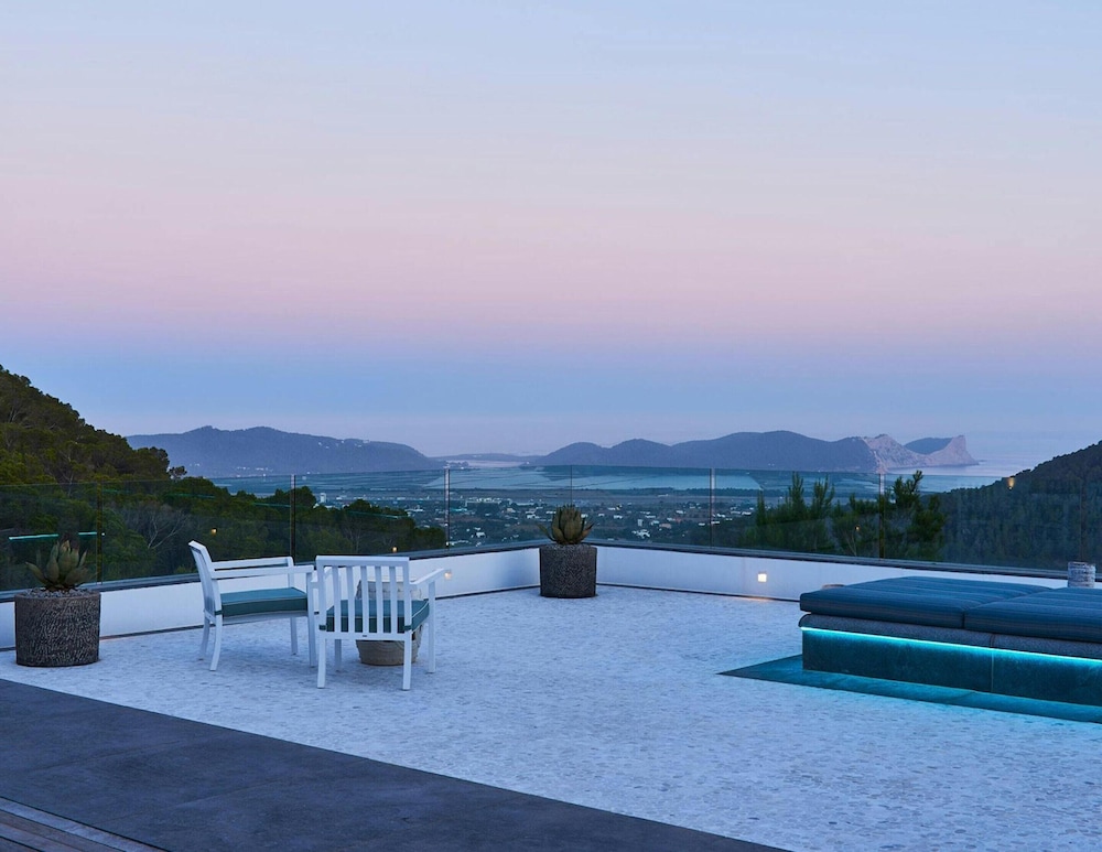 Super Villa With Swimming Pool