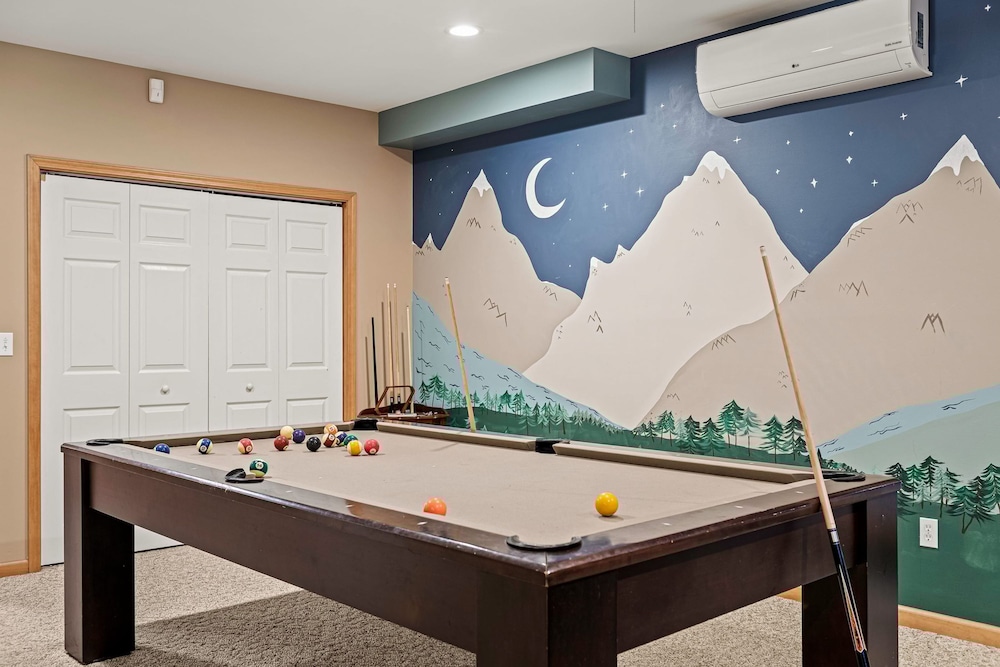 Mews Mountain House by Avantstay Walk to Beach Hot Tub Game Room