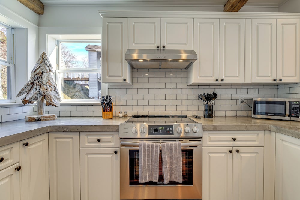 2 Mi to Beech Mtn: Fully Remodeled Condo w/ Patio!