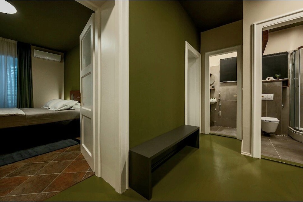 Green, Deluxe Two Bedroom Suite