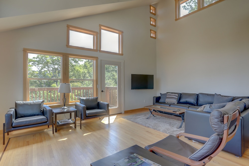 Hutson's Bridgeview **30 Day Minimum** 4 Bedroom Home by RedAwning