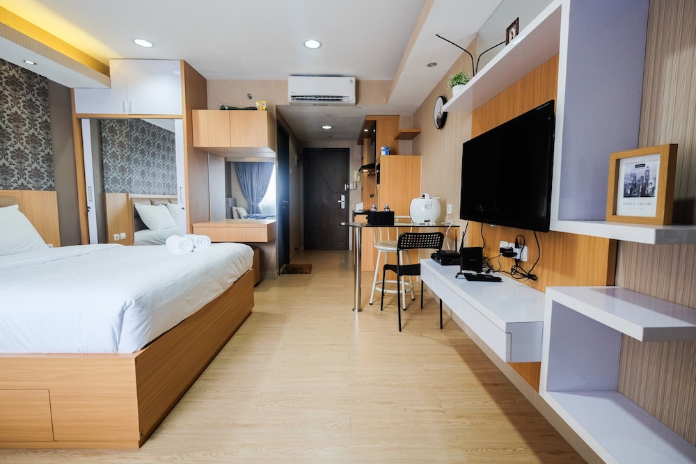 Elegant Studio The Hive Tamansari Apartment view 5