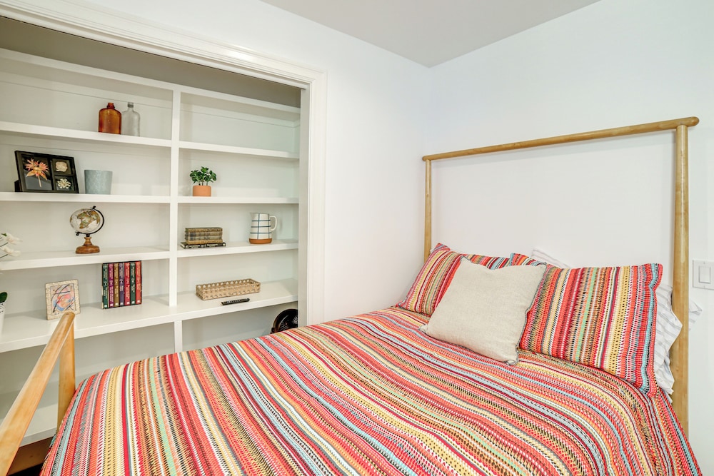 1 Mi to Dtwn Grand Rapids: Chic Condo w/ Balcony!