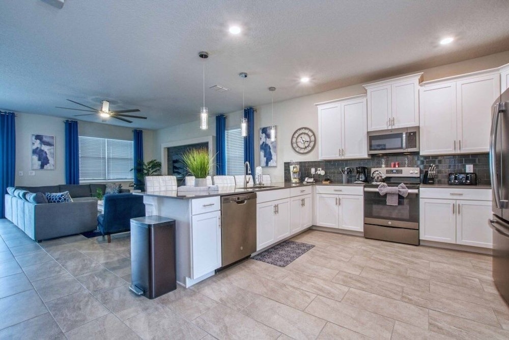 Storey Lake 8 Bed Lake Front Pool & Spa - 1684str 8 Bedroom Home by RedAwning