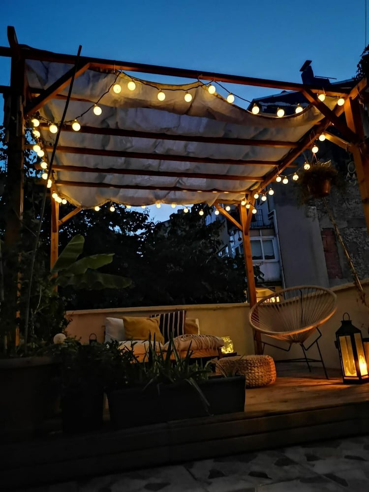 Eclectic Flat Near Metro With Terrace in Kadikoy